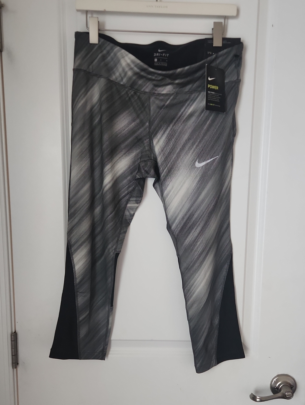 Nike Women’s Gray and Black Dri-FIT Patterned Leggings